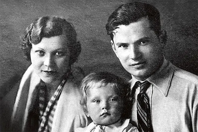Klavdiya Shulzhenko with family