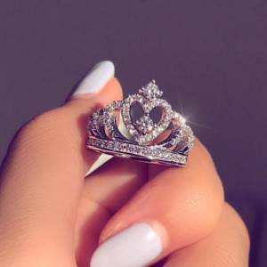Crown ring for real queens