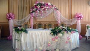 A beautiful combination of shades when combining balls with flowers to decorate the room