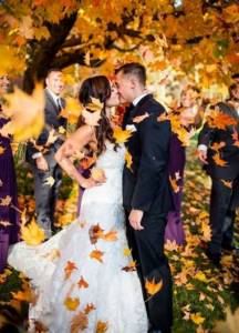 Красивое свадебное торжество осенью