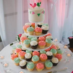 красивый свадебный торт и порционные пирожные