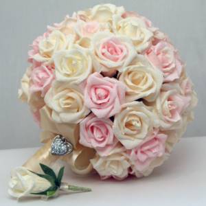 красивый светлый букет из роз на свадьбу
