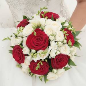 red and white bouquet of roses for a wedding
