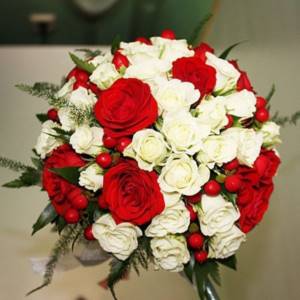 red and white rose bouquet for the bride