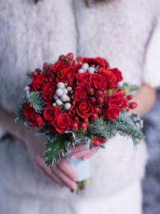 Красные розы с другими цветами в букете