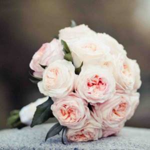 large roses in the bride&#39;s bouquet