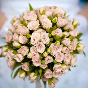кусотвая роза в букете невесты