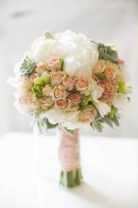 Кустовая роза в свадебном букете невесты