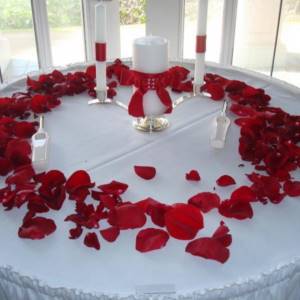 лепестки роз для украшения свадебного стола