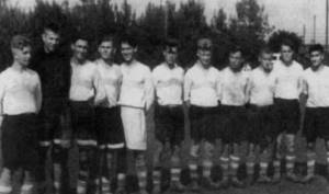 Лев Яшин в футбольной команде завода