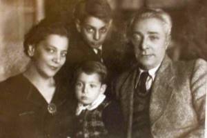 Lev Zbarsky as a child with his parents and younger brother