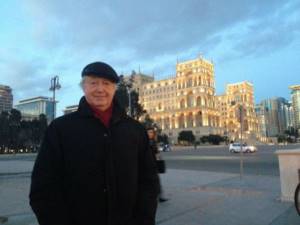 Lion Izmailov walks around Baku