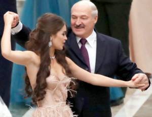 Лукашенко впервые увидел Василевич на подиуме в 2021 году и с тех пор они всегда вместе