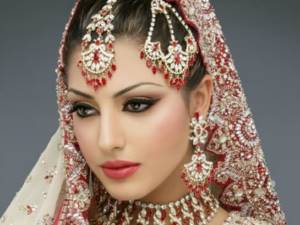 Bride&#39;s makeup and jewelry