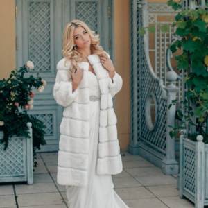 coat for the bride for a winter wedding