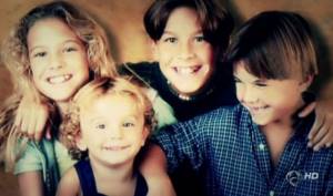 Mario Casas with his sister and brothers