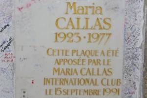 Мария Каллас умерла 16 сентября 1977 года в возрасте 53 лет. Причиной смерти стала остановка сердца, вызванная осложнениями дерматомиозита. Однако существуют иные версии смерти певицы – по некоторым данным, Каллас могла быть отравлена.