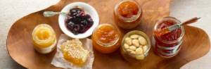 Мед, джем или варенье при сервировке оставляют на столе в вазочке