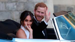 Меган Маркл на свадьбу с принцем Гарри надела яркое кольцо цвета тиффани.