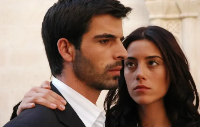 Mehmet Akif Alakurt and Cansu Dere in the series “Sila”