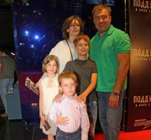Mikhail Porechenkov with his family