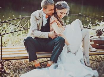 Милые после свадьбы на скамейке - фото в стиле ретро