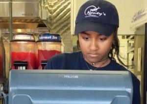 Младшая дочь Барака Обамы продавала бургеры