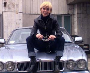 Alla Pugacheva liked the young and daring singer. She allocated a studio for her protégé and invited her to participate in “Christmas meetings.” However, after an affair with Vladimir Presnyakov, Lika’s career declined 