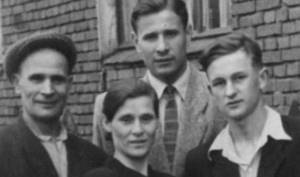Молодой Лев Яшин (вверху) с отцом, мачехой и братом