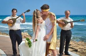 молодожены на свадьбе в греческом стиле