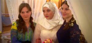 Молодые просят благословения семьи невесты