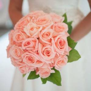 монобукет из светлых роз на свадьбу