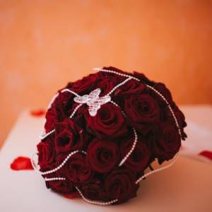 монобукет на свадьбу из темных роз