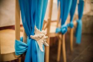 морская свадьба, стулья - декор из ракушек