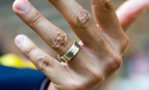 Is it possible to wear my husband&#39;s wedding ring?