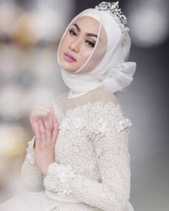 Muslim bride&#39;s headdress
