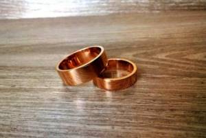 Men&#39;s and women&#39;s wedding rings with different profile widths