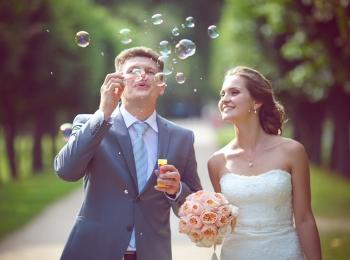 Мыльные пузыри - отличный аксессуар для свадебной фотосессии