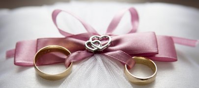 На чем подают кольца в ЗАГСе: шкатулка или подушечка для колец на свадьбу