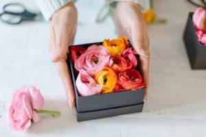 The photo shows - Floristry for beginners, fig. Bouquet in a box 