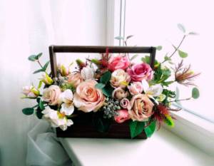 The photo shows - Floristry for beginners, fig. Artificial bouquet 