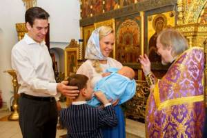 In the photo: the wife and children of Dmitry Dyuzhev