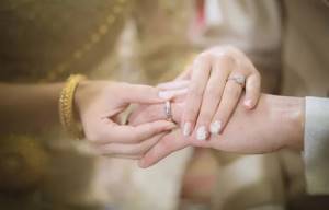 Which hand do Koreans wear a wedding ring on?