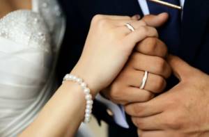on which hand do women wear wedding rings?