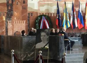 Tereshkova and Rogozin came to the funeral of Gagarin’s widow: mournful footage