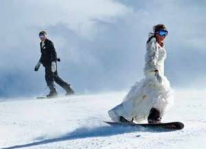 На сноуборде в свадебном платье