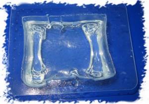 Melt the transparent base in a water bath without adding any flavors or dyes. Pour a small layer of soap base into the mold 