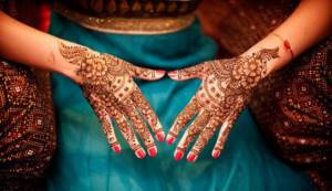 On the eve of the wedding, hands and palms are decorated with an openwork henna pattern.