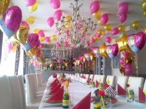 Elegant cafe decor with balloons for a children&#39;s anniversary