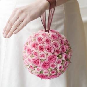 необычный букет из цветных роз для невесты